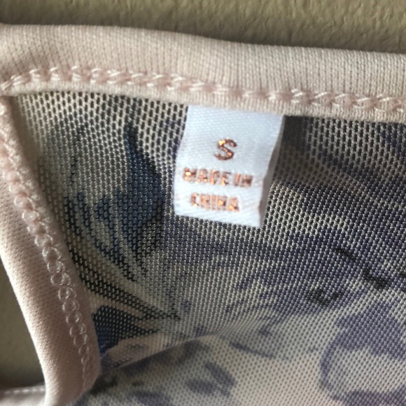 flower sheer top with sewn in tank top NWOT - Picture 3 of 3